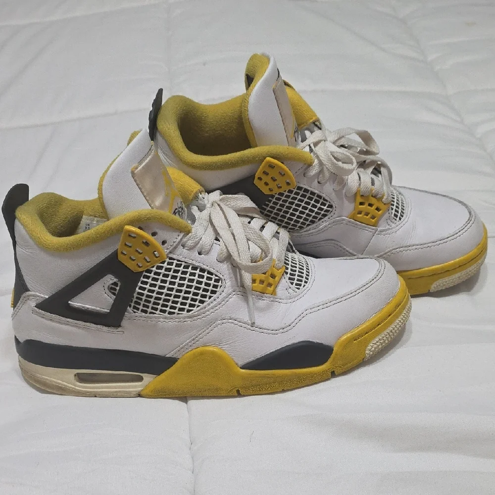 Jordan Vivid Sulfer 4 White and Yellow Sneakers Sz 9.5 - Picture 1 of 4